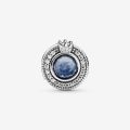 PANDORA Charm blu con O coronata scintillante